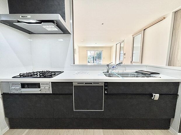 ～Kitchen～　会話が弾むリビング、料理が愉しくなるキッチン。家は、ただ生活する場ではなく、暮らしを愉しく、快適にする場所。笑顔の毎日、安らぎの日々のために、最新の設備・仕様を採用。