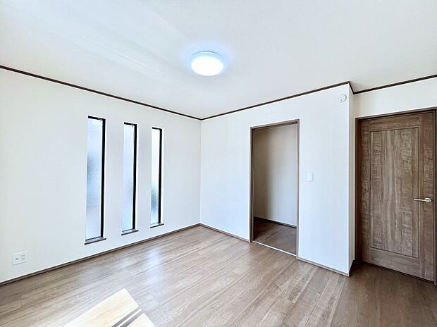 ◆2号棟◆～Bed Room～  居室には収納クローゼットを完備！普段使いのお洋服や小物はもちろん、季節物のお洋服などもしっかりと整理整頓おしまい頂けます。  居室空間を広く使用できますね。