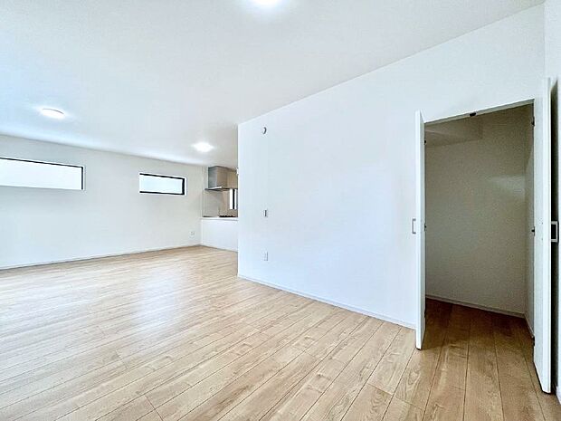 ◆1号棟◆~Living~ 家族の食事や団らんのほか、子どもを遊ばせたり、友人を招いたりするLDKは住まいの中心。長時間過ごす場所だから、その空間は住まい全体の居心地を左右します。