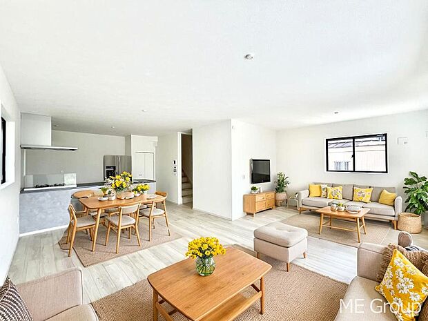 ◆２号棟◆～Living～  家族の食事や団らんのほか、子どもを遊ばせたり、友人を招いたりするLDKは住まいの中心。長時間過ごす場所だから、その空間は住まい全体の居心地を左右します。※家具はＣＧです。