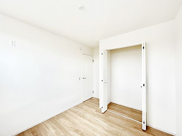 ◆１号棟◆～Bed Room～　部屋数が多いのが戸建てのメリットです。ご家族が増えたことで手狭に感じていた住まいも戸建てでは各居室プライバシーを保つことができます。