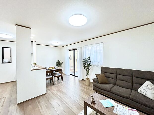 ◆A号棟◆~Living~ 飽きの来ないシンプルでおしゃれなLDK。大きな窓から日差しが差し込むので室内も明るく、家族の憩いの場としてピッタリです。開放感と日当たりの良さを是非ご覧ください!