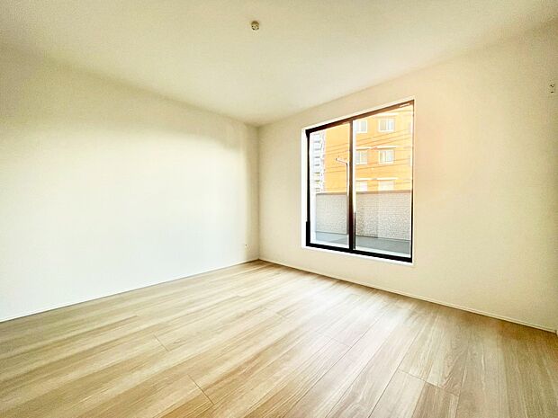 バルコニーが開放感をプラスしてくれる洋室