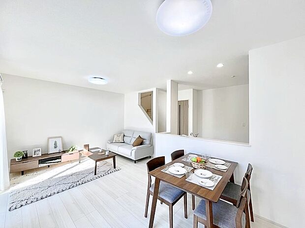 ◆A号棟◆～Living～　リビングに階段のある間取りです♪家族のコミュニケーションがスムーズに取れますね♪ゆとりある暮らしと心地よい住環境が紡ぐ贅沢な時間をご家族みんなでお過ごし下さい。