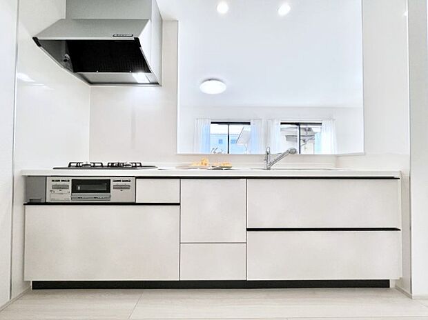 ◆A号棟◆～Kitchen～　広くて使いやすいキッチンなら家族でいっしょに料理をつくったり、後片付けも手間なくできちゃいます♪収納もたっぷりあるので、いつもすっきりと清潔な印象を保てます。