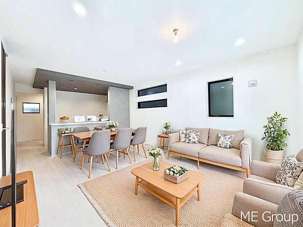 ◆1号棟◆～Living～　家族の会話や笑顔が行き交うリビングです。大きなソファやダイニングテーブルでゆったり食事をしたりくつろぎたい♪そんな夢が叶えられる空間です！※家具はCGです