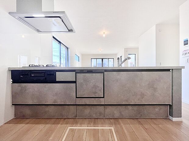 ◆1号棟◆~Kitchen~ 会話が弾むリビング、料理が愉しくなるキッチン。家は、ただ生活する場ではなく、暮らしを愉しく、快適にする場所。笑顔の毎日、安らぎの日々のために、最新の設備・仕様を採用。