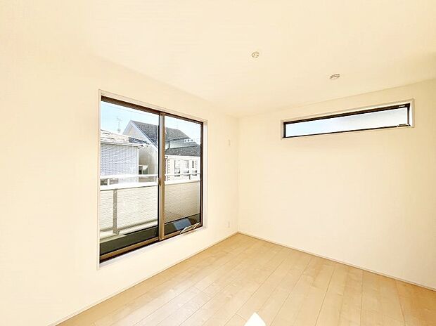 ◆１号棟◆～Bed Room～　バルコニーからの採光で朝もスッキリ目が覚めそうですね！穏やかな光が差し込む室内には、穏やかな時間が流れます。休日には、落ち着いた空間で自分の趣味を楽しむのはいかがですか