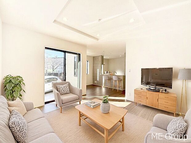 ◆2号棟◆~Living~ 家族の食事や団らんのほか、子どもを遊ばせたり、友人を招いたりするLDKは住まいの中心。長時間過ごす場所だから、その空間は住まい全体の居心地を左右します。※家具はCGです。