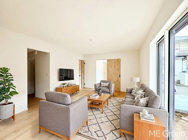 ～Living～　家族の会話や笑顔が行き交うリビングです。子供が走ってる姿を見ながら、大きなソファやダイニングテーブルでゆったり食事をしたりくつろぎたい♪そんな夢が叶えられる空間です！※家具はCGです