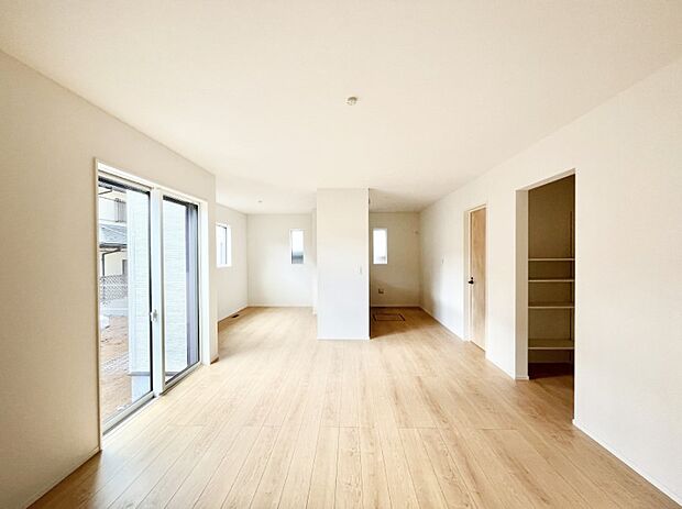 ～Living～　飽きの来ないシンプルでおしゃれなLDK。大きな窓から日差しが差し込むので室内も明るく、家族の憩いの場としてピッタリです。開放感と日当たりの良さを是非ご覧ください！