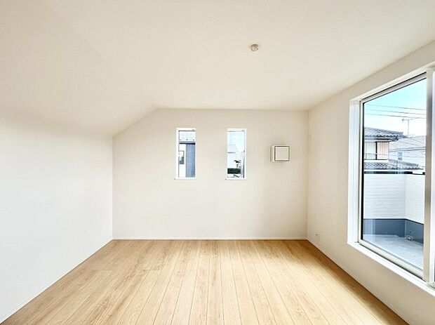 ～Bed Room～  「今日も一日お疲れ様」とご夫婦でゆったりくつろげる寝室。  毎日の家事やお仕事に疲れた日はフカフカのベットで癒されてください。テレビや本棚をおいても快適な広さが自慢♪