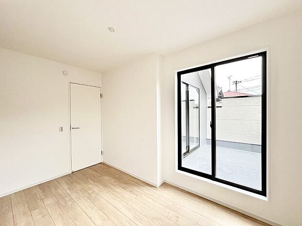 ～Bed Room～　バルコニーからの採光で朝もスッキリ目が覚めそうですね！穏やかな光が差し込む室内には、穏やかな時間が流れます。休日には、落ち着いた空間で自分の趣味を楽しむのはいかがですか。