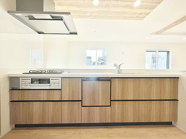 ～Kitchen～　広くて使いやすいキッチンなら家族でいっしょに料理をつくったり、後片付けも手間なくできちゃいます♪収納もたっぷりあるので、いつもすっきりと清潔な印象を保てます。