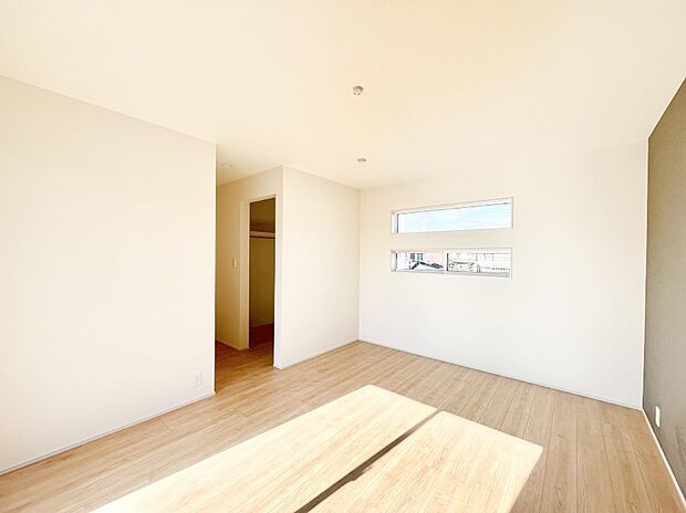 ～Bed Room～　木の温もりがやさしいフローリングは安らぎをもたらすプライベート空間。明るめのフローリングですので、壁紙ともマッチし、お部屋を更に広く見せてくれる効果も。