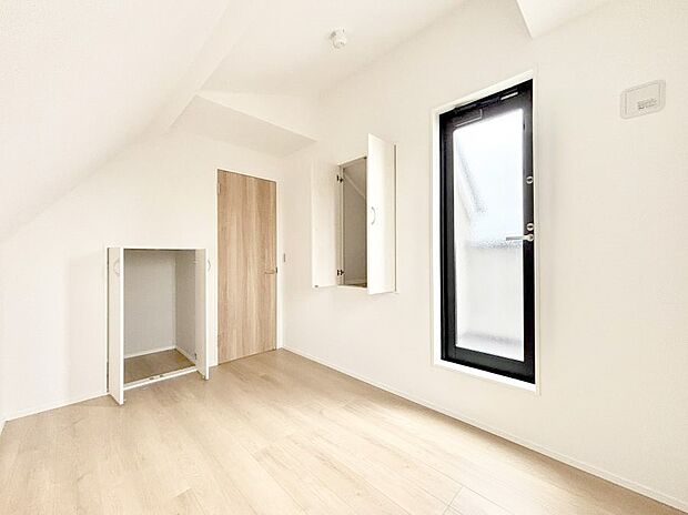 ～Bed Room～　木の温もりがやさしいフローリングは安らぎをもたらすプライベート空間。明るめのフローリングですので、壁紙ともマッチし、お部屋を更に広く見せてくれる効果も。