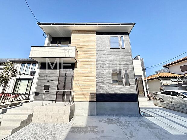 ～Exterior～　堂々たる趣ながら、主張し過ぎずどこか余裕を感じさせるシャープなフォルムで佇む邸宅は、晴天の空と照らし合わせる事で、本来あるべき完成形の姿を見せてくれます。