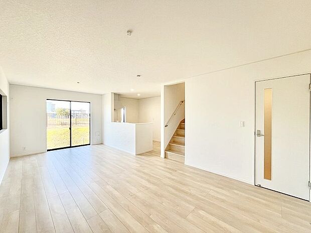 ◆１号棟◆～Living～　リビングに階段のある間取りです♪家族のコミュニケーションがスムーズに取れますね♪ゆとりある暮らしと心地よい住環境が紡ぐ贅沢な時間をご家族みんなでお過ごし下さい。