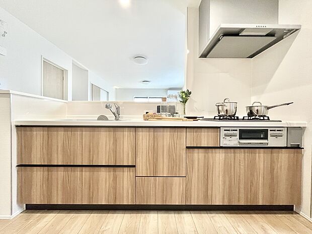 ～Kitchen～　『料理中も子供の成長を見逃さない』。使いやすくスタイリッシュなカウンターキッチンには、その開放感もさることながら『お子様を見守りながら』の安心感があります。