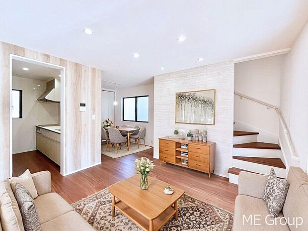 ～Living～　家族の会話や笑顔が行き交うリビングです。大きなソファやダイニングテーブルでゆったり食事をしたりくつろぎたい♪そんな夢が叶えられる空間です！※家具はCGです