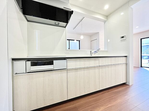 ～Kitchen～リビングが見渡せるカウンターキッチン。料理をしながら家族とコミュニケーションをとれるだけでなく、大きな開放感も得ることができます。  お子様の成長も感じることができますね！