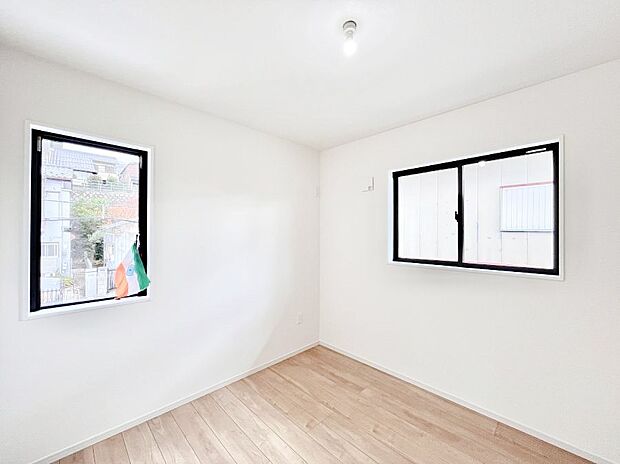 ~Bed Room~ 2面採光を確保した明るい室内は、風通しも良く、大変居心地の良い空間となっております。爽やかな風を感じて起きる朝は、快適生活の始まりに!日当たりや通風がとても良い住まい♪