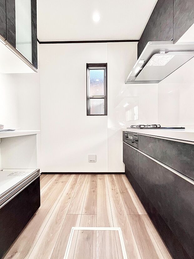 ~Kitchen~ 自然光が入る窓のあるキッチン☆毎日使う場所だからこそ、使い勝手を考慮しました。ゆったりとしたキッチンコーナーは質感豊かな仕上がりとなっております。