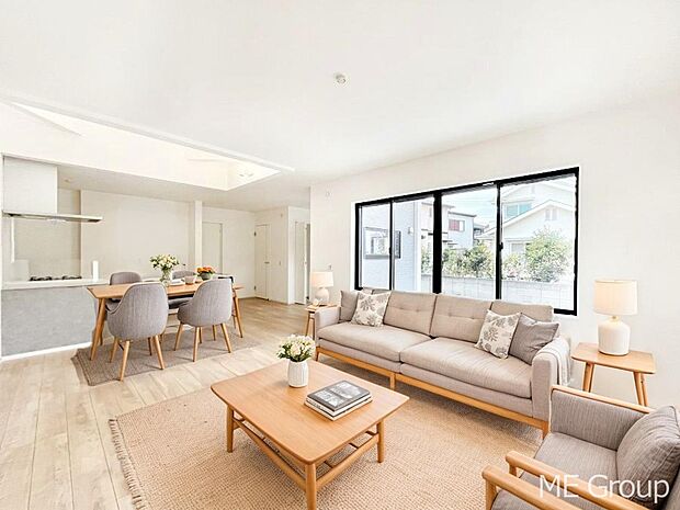 ~Living~ 飽きの来ないシンプルでおしゃれなLDK。大きな窓から日差しが差し込むので室内も明るく、家族の憩いの場としてピッタリです。開放感と日当たりの良さを是非ご覧ください! ※家具はCGです