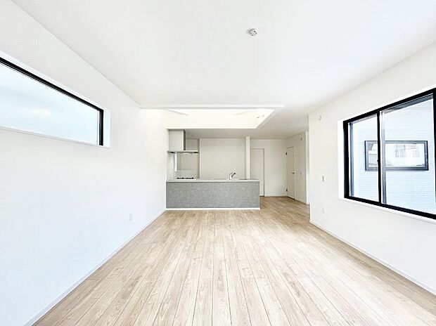 ~Living~ 家族の一体感を感じられる広々としたスペース。家族と過ごす時間を大切にする方にピッタリのゆとりの住空間です。お子様が走り回っても安心して見守れます。家族の笑い声が今にも目に浮かびます。