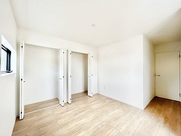 ~Bed Room~ 「今日も一日お疲れ様」とご夫婦でゆったりくつろげる寝室。 毎日の家事やお仕事に疲れた日はフカフカのベットで癒されてください。テレビや本棚をおいても快適な広さが自慢♪