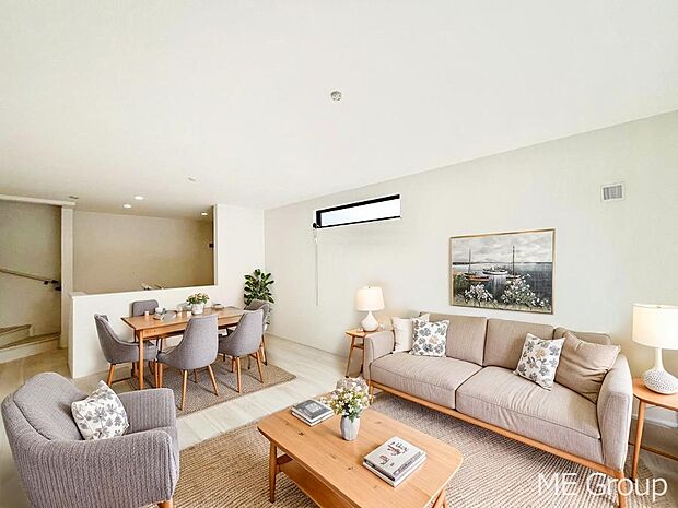 ~Living~ 家族の会話や笑顔が行き交うリビングです。子供が走ってる姿を見ながら、大きなソファやダイニングテーブルでゆったり食事をしたりくつろぎたい♪そんな夢が叶えられる空間です!※家具はCGです