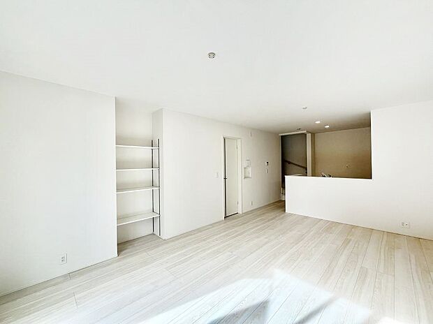 ~Living~ 家族の食事や団らんのほか、子どもを遊ばせたり、友人を招いたりするLDKは住まいの中心。長時間過ごす場所だから、その空間は住まい全体の居心地を左右します。