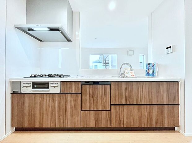 ～Kitchen～　広くて使いやすいキッチンなら家族でいっしょに料理をつくったり、後片付けも手間なくできちゃいます♪収納もたっぷりあるので、いつもすっきりと清潔な印象を保てます。