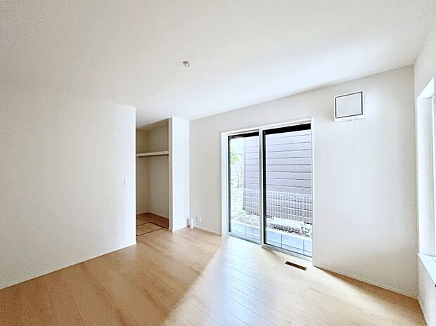 ~Bed Room~ 木の温もりがやさしいフローリングは安らぎをもたらすプライベート空間。明るめのフローリングですので、壁紙ともマッチし、お部屋を更に広く見せてくれる効果も。