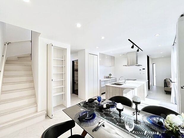 ~Living~ リビングに階段のある間取りです♪家族のコミュニケーションがスムーズに取れますね♪ゆとりある暮らしと心地よい住環境が紡ぐ贅沢な時間をご家族みんなでお過ごし下さい。