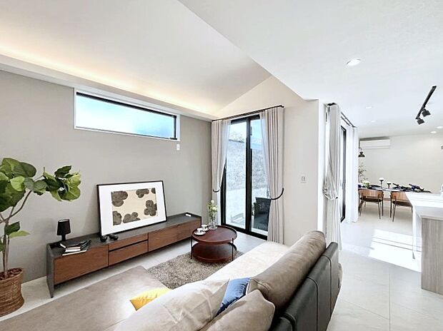 ~Living~ 飽きの来ないシンプルでおしゃれなLDK。大きな窓から日差しが差し込むので室内も明るく、家族の憩いの場としてピッタリです。開放感と日当たりの良さを是非ご覧ください!