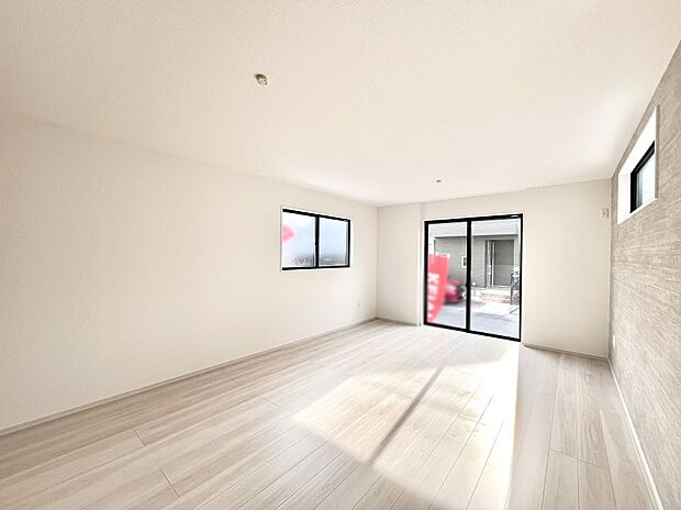 ◆2号棟◆~Living~ 飽きの来ないシンプルでおしゃれなLDK。大きな窓から日差しが差し込むので室内も明るく、家族の憩いの場としてピッタリです。開放感と日当たりの良さを是非ご覧ください!