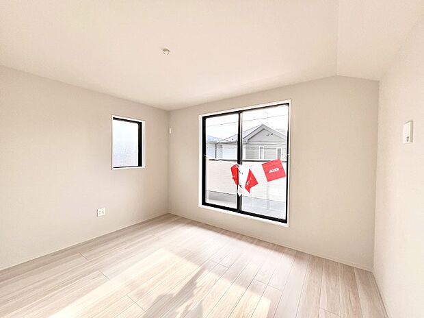 ◆2号棟◆~Bed Room~ 「今日も一日お疲れ様」とご夫婦でゆったりくつろげる寝室。 毎日の家事やお仕事に疲れた日はフカフカのベットで癒されてください。テレビや本棚をおいても快適な広さが自慢♪