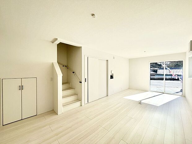 ◆1号棟◆~Living~ リビングに階段のある間取りです♪家族のコミュニケーションがスムーズに取れますね♪ゆとりある暮らしと心地よい住環境が紡ぐ贅沢な時間をご家族みんなでお過ごし下さい。