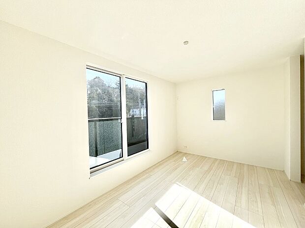 ◆1号棟◆~Bed Room~ 「今日も一日お疲れ様」とご夫婦でゆったりくつろげる寝室。 毎日の家事やお仕事に疲れた日はフカフカのベットで癒されてください。テレビや本棚をおいても快適な広さが自慢♪