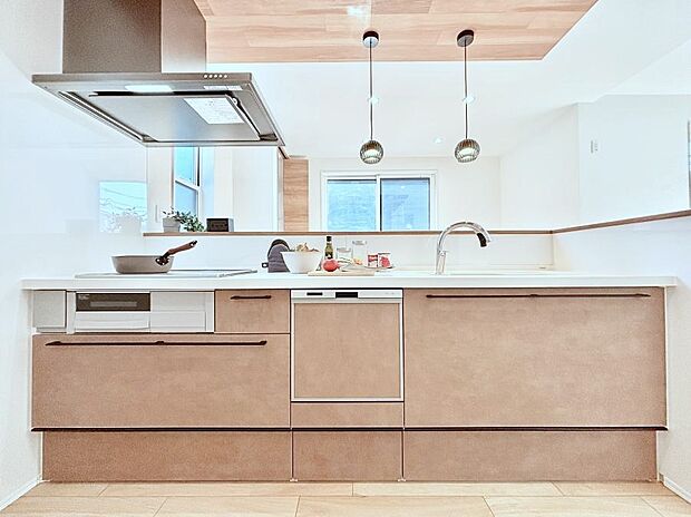 ◆1号棟◆~Kitchen~ 『料理中も子供の成長を見逃さない』。使いやすくスタイリッシュなカウンターキッチンには、その開放感もさることながら『お子様を見守りながら』の安心感があります。