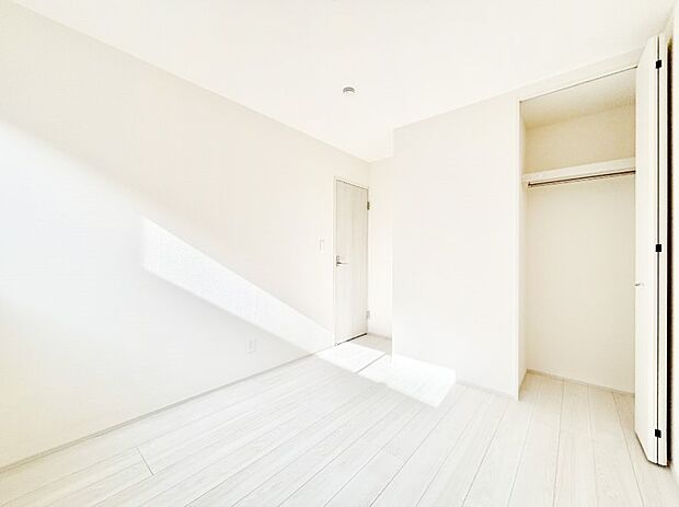 ~Bed Room~ 全居室には収納クローゼットを完備!普段使いのお洋服や小物はもちろん、季節物のお洋服などもしっかりと整理整頓おしまい頂けます。 居室空間を広く使用できますね。