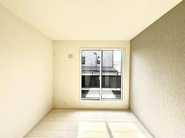 明るいバルコニーサイドに洋室を設置。目覚めの良い寝室に。