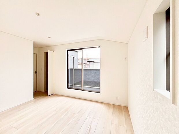 バルコニーが開放感をプラスしてくれる洋室