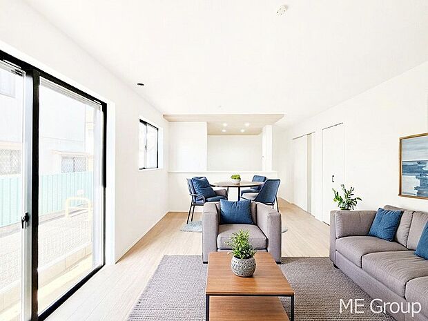 大きな窓からたっぷりの陽光と風を感じられるリビング ※家具はCGです