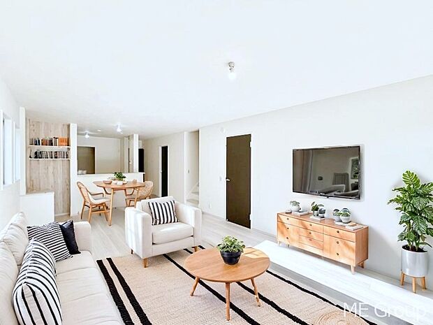 ◆１号棟◆～Living～　家族の食事や団らんのほか、子どもを遊ばせたり、友人を招いたりするLDKは住まいの中心。長時間過ごす場所だから、その空間は住まい全体の居心地を左右します。 ※家具はCGです