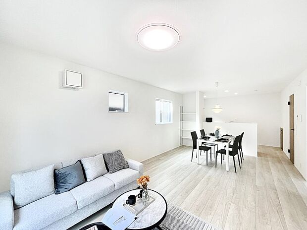 ◆1号棟◆~Living~ 家族の食事や団らんのほか、子どもを遊ばせたり、友人を招いたりするLDKは住まいの中心。長時間過ごす場所だから、その空間は住まい全体の居心地を左右します。