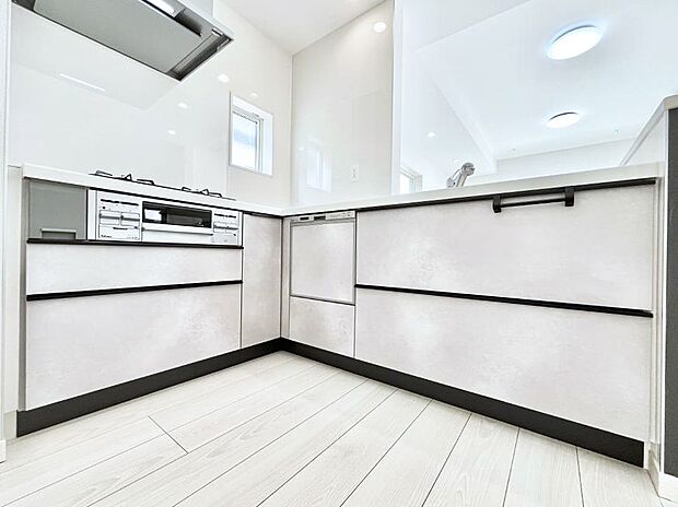 ~Kitchen~ 会話が弾むリビング、料理が愉しくなるキッチン。家は、ただ生活する場ではなく、暮らしを愉しく、快適にする場所。笑顔の毎日、安らぎの日々のために、最新の設備・仕様を採用。