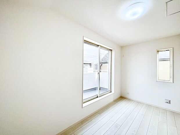 ~Bed Room~ 2面採光を確保した明るい室内は、風通しも良く、大変居心地の良い空間となっております。爽やかな風を感じて起きる朝は、快適生活の始まりに!日当たりや通風がとても良い住まい♪