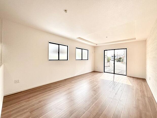 明るい陽光が注ぎ、寛ぎの雰囲気に満たされるリビング・ダイニング。